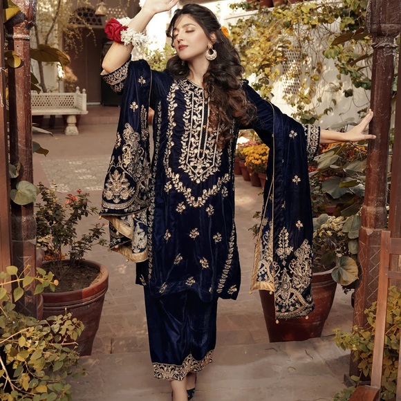 Pakistani velvet suit heavily embellished - 2 pieces, shirt and shawl - Picture 1 of 1